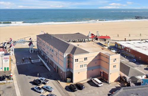Ocean City Apartamento | Oceanfront Villa 3 (105) Boardwalk Oceanfront