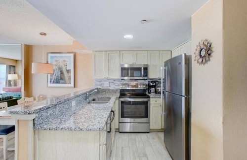 Virginia Beach Apartamento | OCEANFRONT!! Virginia Beach Boardwalk, 1-Bedroom, sleeps 6, beach, dolphins, fun