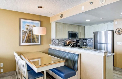 Virginia Beach Apartamento | OCEANFRONT!! Virginia Beach Boardwalk, 1-Bedroom, sleeps 6, beach, dolphins, fun