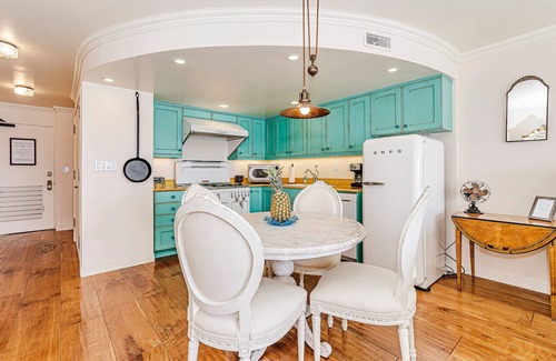 Downtown Honolulu Condominio | Oceanfront w/Sunset Views Condo at the Colony Surf Full Kitchen and Parking