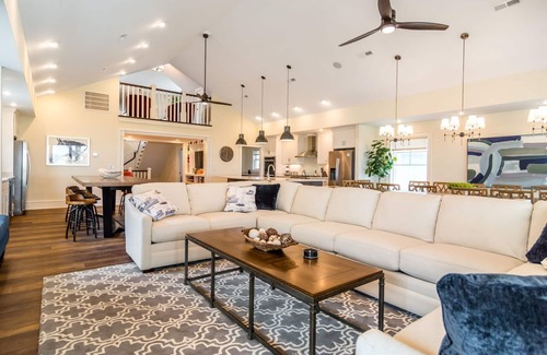 Kill Devil Hills Casa | Casa frente al mar que admite mascotas con servicio de cabañas y limpieza diaria. Vistas al mar, FlexStay, Tiki Bar junto a la piscina, jacuzzi y más
