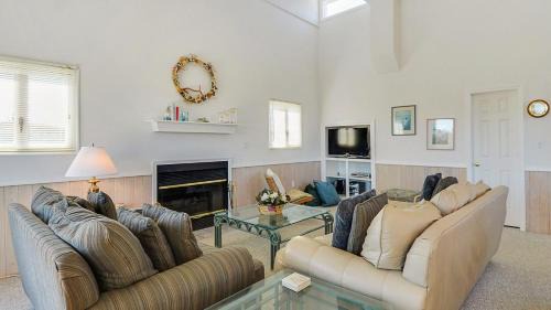 Carova Beach Casa | Oceanside, 5 BRs, Wild Horses, 600 ft to Beach Access, 4wheel Drive Area, 4x2398, The T House