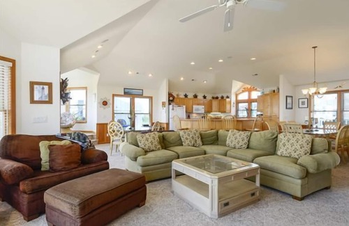 Currituck County Casa | Oceanside: 800 pies al acceso a la playa, piscina privada grande (17x35) y bañera de hidromasaje, sala de juegos con futbolín