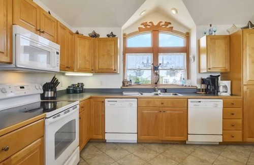 Currituck County Casa | Oceanside: 800 pies al acceso a la playa, piscina privada grande (17x35) y bañera de hidromasaje, sala de juegos con futbolín