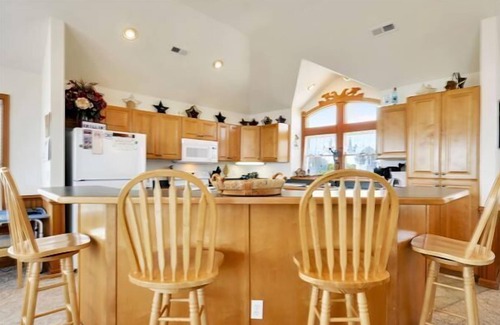 Currituck County Casa | Oceanside: 800 pies al acceso a la playa, piscina privada grande (17x35) y bañera de hidromasaje, sala de juegos con futbolín