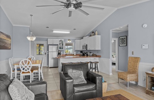 Emerald Isle Cabaña | Oceanside beach home, 2 minute walk to beach
