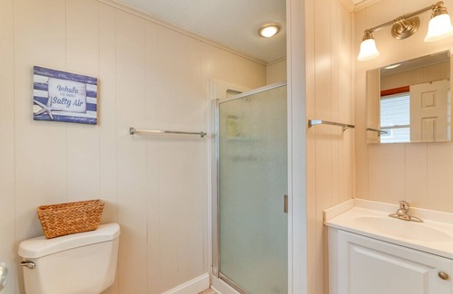 Ocean Isle Estates Casa | Oceanside cottage just a short walk to the beach with a community pool!