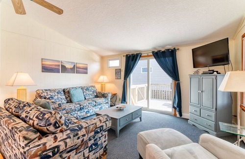 Ocean Isle Estates Casa | Oceanside cottage just a short walk to the beach with a community pool!