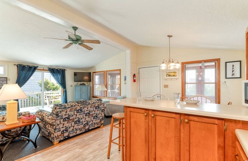 Ocean Isle Estates Casa | Oceanside cottage just a short walk to the beach with a community pool!