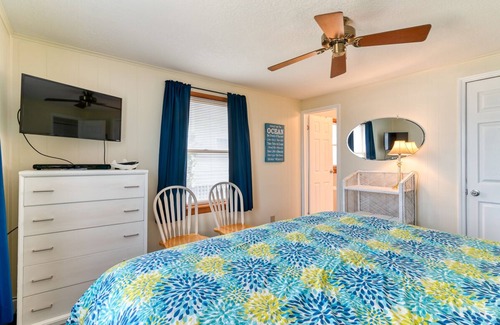 Ocean Isle Estates Casa | Oceanside cottage just a short walk to the beach with a community pool!