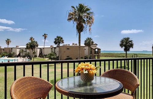 South Padre Island Condominio | Oceanside Getaway, Shared Pool and Beach Access