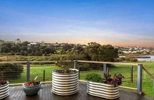 Ocean Grove Casa | Oceanside Haven: With Fire and lake views.