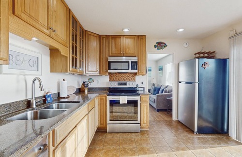 Bodega Bay Cabaña | Oceanside Home Short Walk to Two Beaches w/Free WiFi, Private Hot Tub, & Deck
