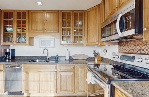 Bodega Bay Cabaña | Oceanside Home Short Walk to Two Beaches w/Free WiFi, Private Hot Tub, & Deck