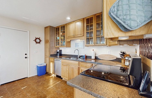 Bodega Bay Cabaña | Oceanside Home Short Walk to Two Beaches w/Free WiFi, Private Hot Tub, & Deck