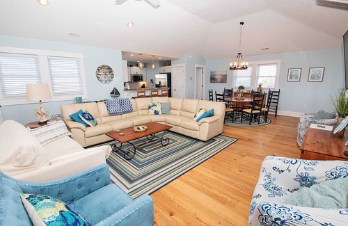 Corolla Casa | Oceanside, Hot Tub, Screened Porch, Wild Horses, 4x504, Sol Searcher