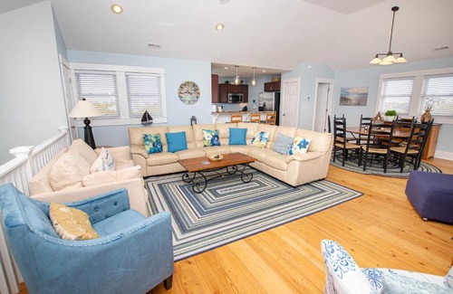 Corolla Casa | Oceanside, Hot Tub, Screened Porch, Wild Horses, 4x504, Sol Searcher