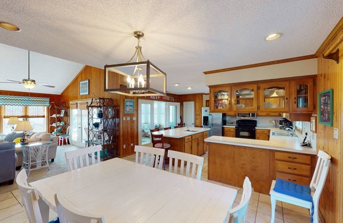 Sandbridge Casa | Oceanside retreat with private tennis/pickleball court, easy beach access & AC