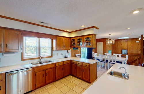 Sandbridge Casa | Oceanside retreat with private tennis/pickleball court, easy beach access & AC