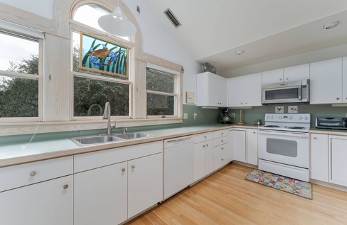 Duck Casa | Oceanside with Short Walk to Beach, Community Pool, Open and Airy Living.