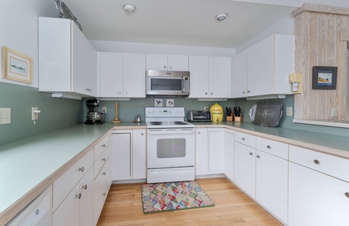 Duck Casa | Oceanside with Short Walk to Beach, Community Pool, Open and Airy Living.