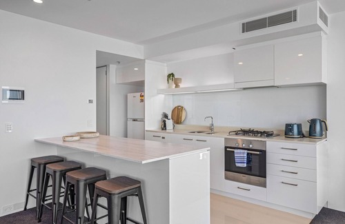 Surfers Paradise Apartamento | Oceanview 2-Bed with Pool, Sauna, Gym & Parking