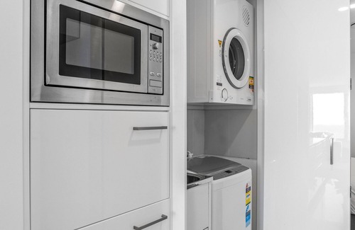 Surfers Paradise Apartamento | Oceanview 2-Bed with Pool, Sauna, Gym & Parking