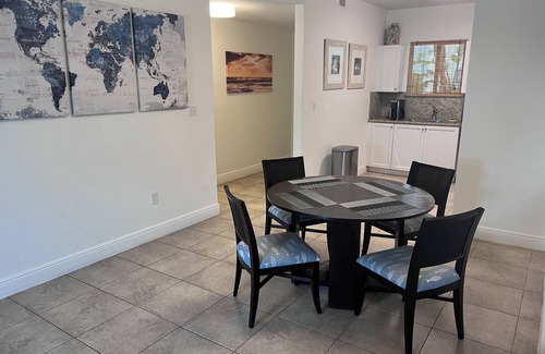 Alice Town Condominio | Oceanview 2 bed, 2 bath, steps away from clubhouse, beach and pool.