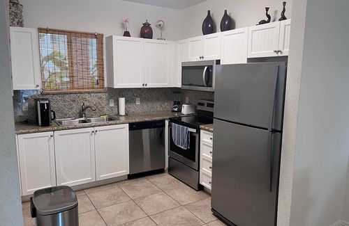 Alice Town Condominio | Oceanview 2 bed, 2 bath, steps away from clubhouse, beach and pool.