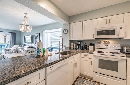 Oceanmarsh Subdivision Condominio | Oceanview Condo on Harbor Island: 2BR, Pool Views, Beach Access, & Family Amenities!