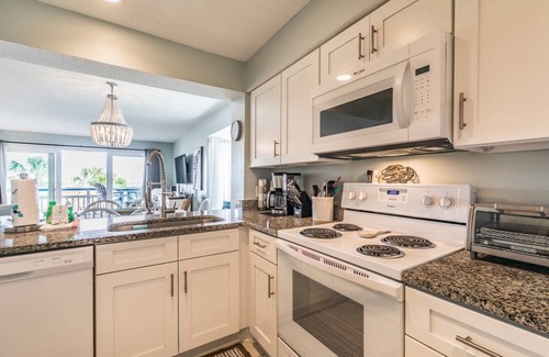 Oceanmarsh Subdivision Condominio | Oceanview Condo on Harbor Island: 2BR, Pool Views, Beach Access, & Family Amenities!