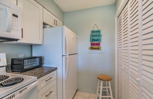 Oceanmarsh Subdivision Condominio | Oceanview Condo on Harbor Island: 2BR, Pool Views, Beach Access, & Family Amenities!
