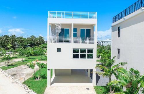 Monroe County Casa | Oceanview Escape Key Largo Pool, Hot Tub and Private Deck