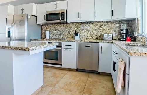 La Paz Apartamento | Oceanview Getaway with Balcony, Pool & BBQ Access