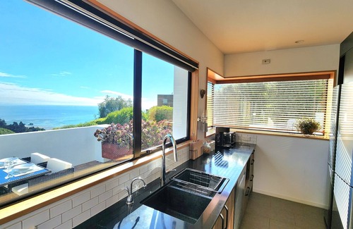 Christchurch Casa | Oceanview Luxury 3-Bedroom Family Retreat