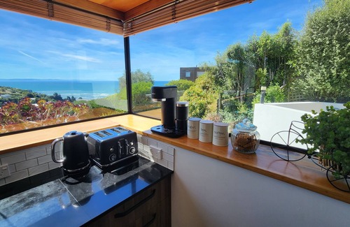 Christchurch Casa | Oceanview Luxury 3-Bedroom Family Retreat