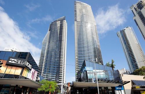Surfers Paradise Apartamento | OceanView Oasis 2BR Apt - 5Mins to Beach - Family Resort