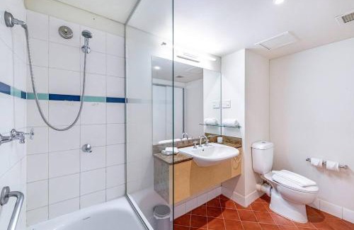 Darwin City Centre Apartamento | Oceanview Resort Stay with Pool & Tropical Sunsets