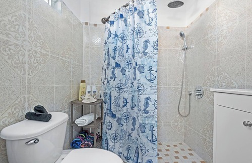 Espinar Apartamento | Oceanview Retreat with Pool and Parking
