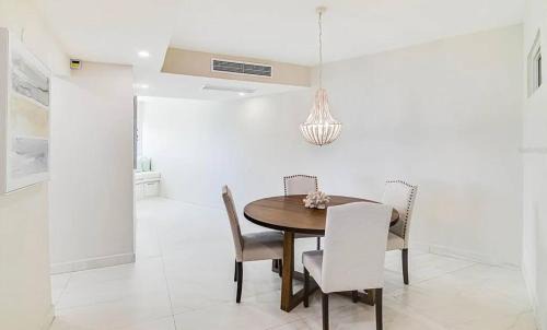 Puerta de Tierra Apartamento | Oceanview Sub Penthouse, Walk to Beach & Pool