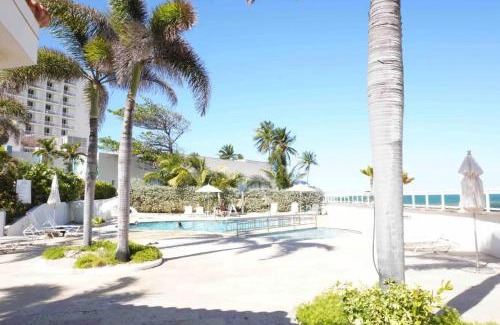 Puerta de Tierra Apartamento | Oceanview Sub Penthouse, Walk to Beach & Pool