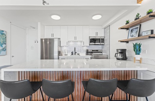 Waikiki Condominio | Condominio Waikiki renovado con vista al mar, estacionamiento gratuito. A una cuadra de la playa