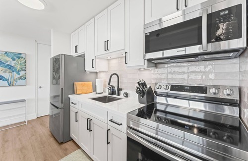 Waikiki Condominio | Condominio Waikiki renovado con vista al mar, estacionamiento gratuito. A una cuadra de la playa