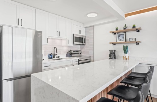 Waikiki Condominio | Condominio Waikiki renovado con vista al mar, estacionamiento gratuito. A una cuadra de la playa
