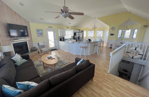 Corolla Cabaña | OceanViews, 7 Bedroom ~ HotTub, Oceanside quiet neighborhood with community pool
