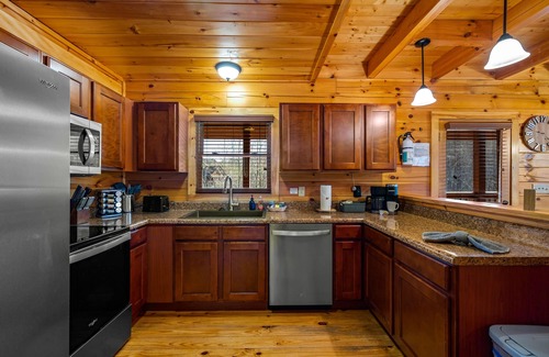 Sevierville Cabina | Save This August! Quiet & Cozy King Beds Games Hot Tub Easy Access!