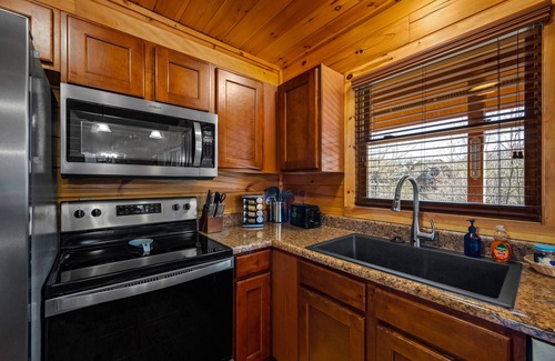 Sevierville Cabina | Save This August! Quiet & Cozy King Beds Games Hot Tub Easy Access!