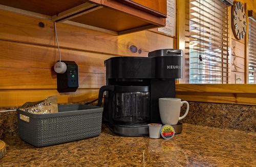 Sevierville Cabina | Save This August! Quiet & Cozy King Beds Games Hot Tub Easy Access!