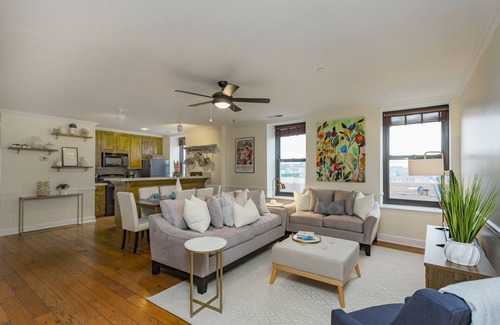Downtown Nashville Condominio | Downtown Condo: estacionamiento gratuito + corazón del centro. Cerca de la iglesia y 7th.