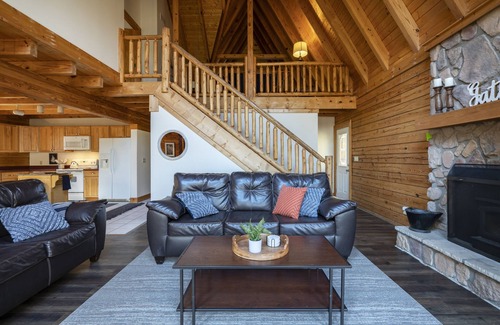 South Bloomingville Chalet De Esquí | ❤️ of Hocking Hills 🌲 Hot Tub, Wifi, Close to Trails + Caves, 11 Secluded Acres
